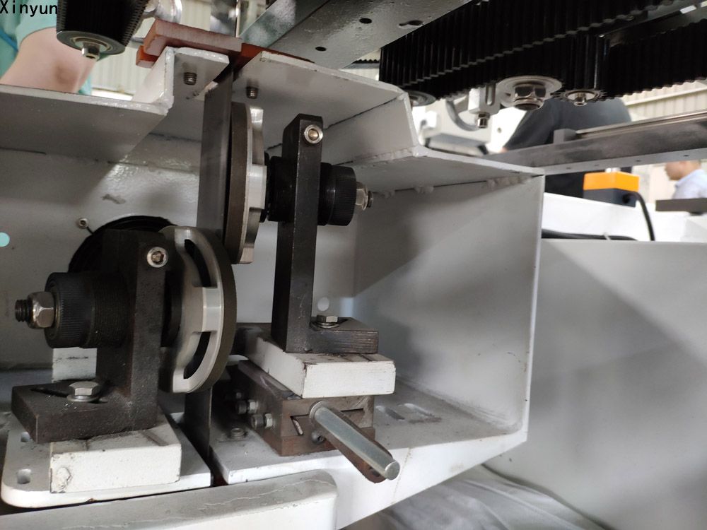 XY-AI-400 Low price small toilet roll paper band saw cutting machinery