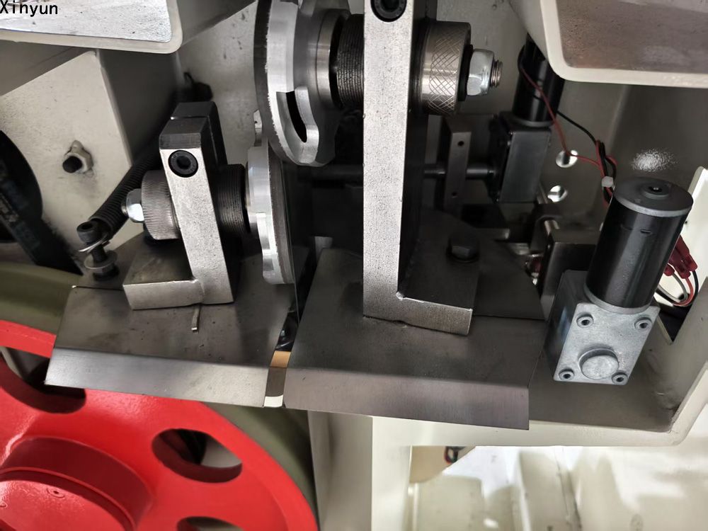 XY-AI-400 China toilet paper band saw cutting machinery factory