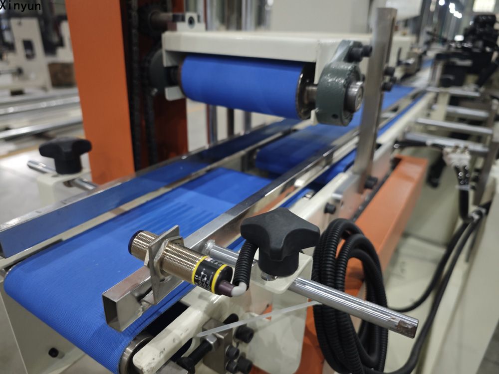 Automatic toilet paper and kitchen towel paper band saw cutting machine