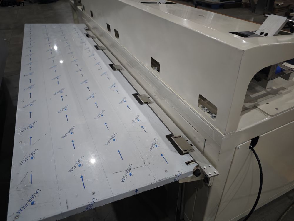Automatic toilet paper and kitchen towel paper band saw cutting machine