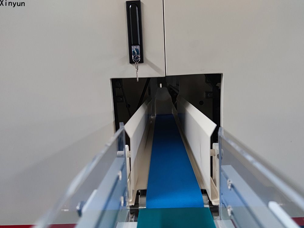  Automatic transferring facial tissue paper folding machine